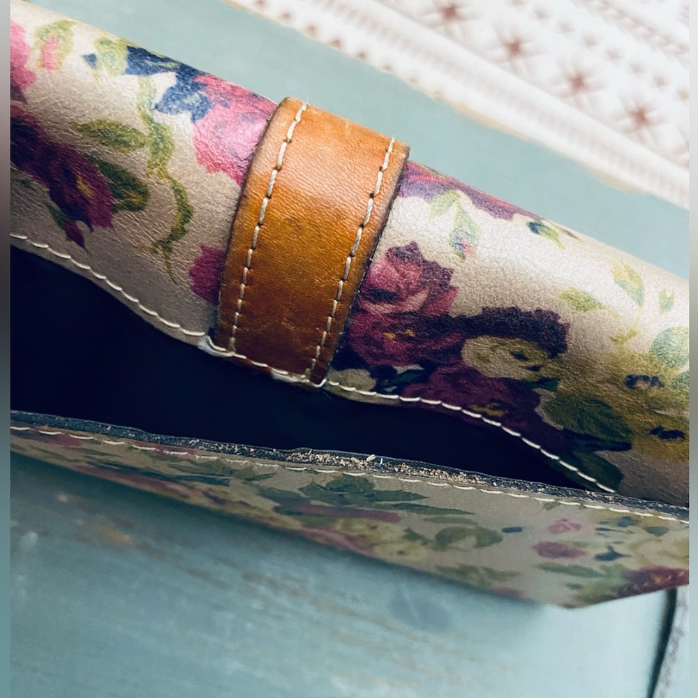 ANTIQUE ROSE TRIFOLD CLUTCH GUC PATRICIA NASH - Picture 3 of 5
